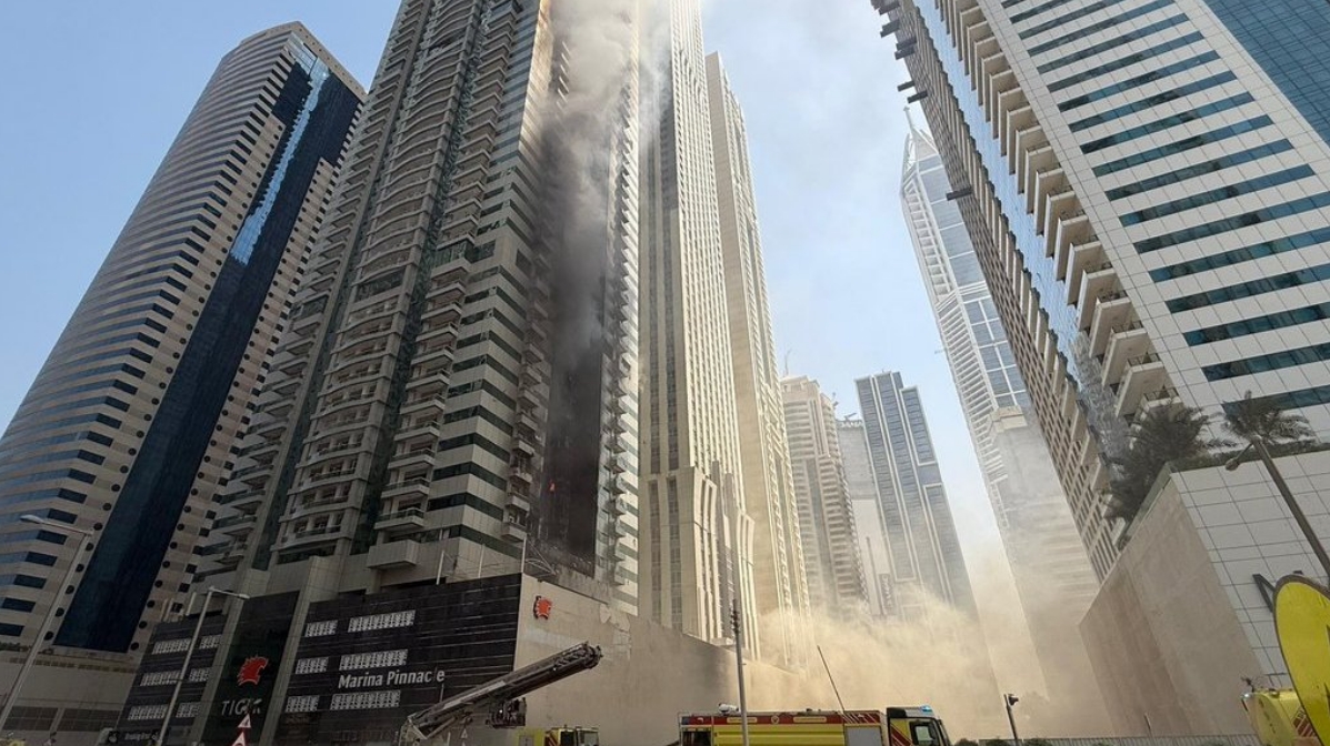 Arranha‑céu em Dubai Marina é tomado por incêndio; mais de 3.800 residentes evacuados com segurança